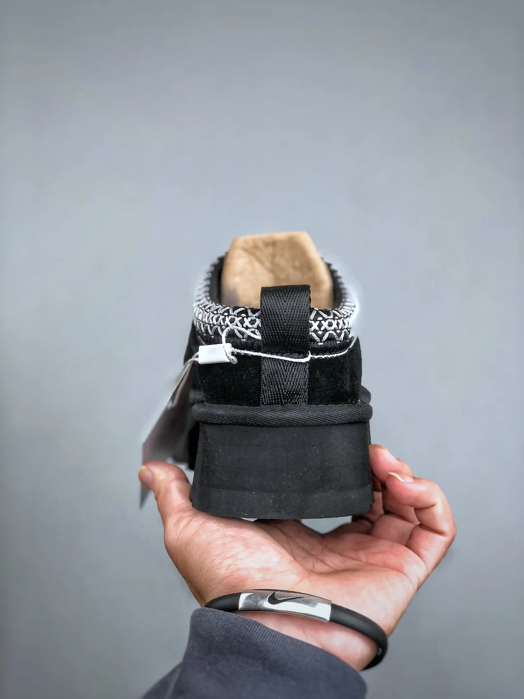 Local self-pickup💰560 supports store placement. The top version on the market. UGG Tazz ethnic style thick-soled women's model. Xiaohongshu's hot model. Produced by a major foreign trade factory in Guangzhou. From toe to insole, genuine sheep fur. Independent outer box packaging. Chip. With waterproof technology. Differentiating from any version on the market. 5cm thick sole. Independently developed original outsole. Cashmere insole. Keep warm when going out in winter. It is a very suitable choice for home use. In the new year, uug has launched a style series, which is partially biased towards the preferences of young consumers. It has also moved to the forefront of fashion trends. Shoe body material. Water-repellent coated suede upper. 17mm UGGPURE™ implanted wool insole. Lightweight non-slip and comfortable rubber outsole. With brand LOGO. With full packaging. Size: 35-40